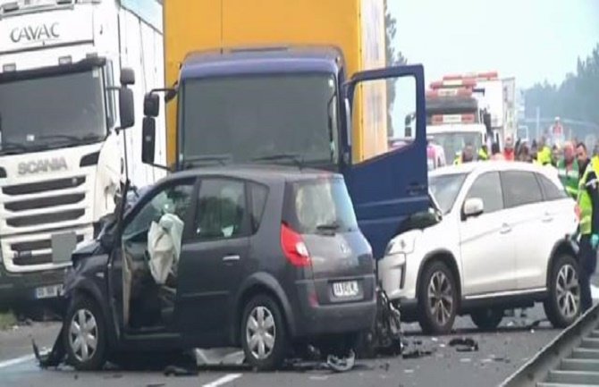 Lančani sudar 40 auta, najmanje petoro mrtvih  (VIDEO)