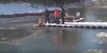 Skočio u zamrznuto jezero i spasio psa (VIDEO)