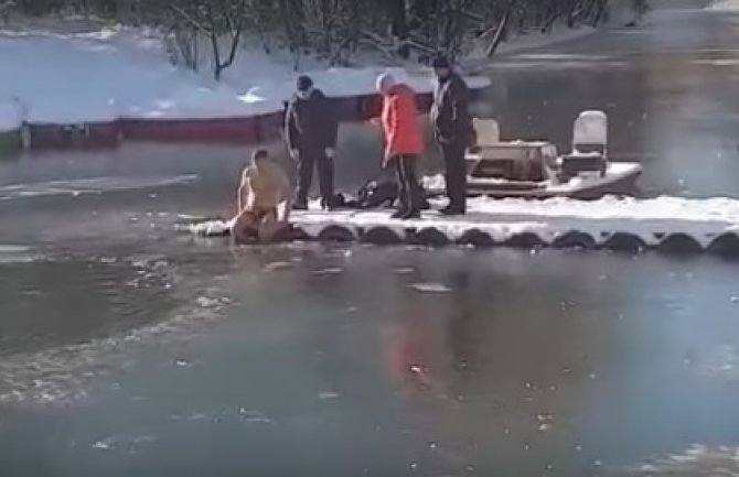 Skočio u zamrznuto jezero i spasio psa (VIDEO)