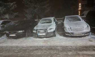 Službena vozila uslikana na Kopaoniku: Mercedes i audi ispred ugostiteljskog objekta