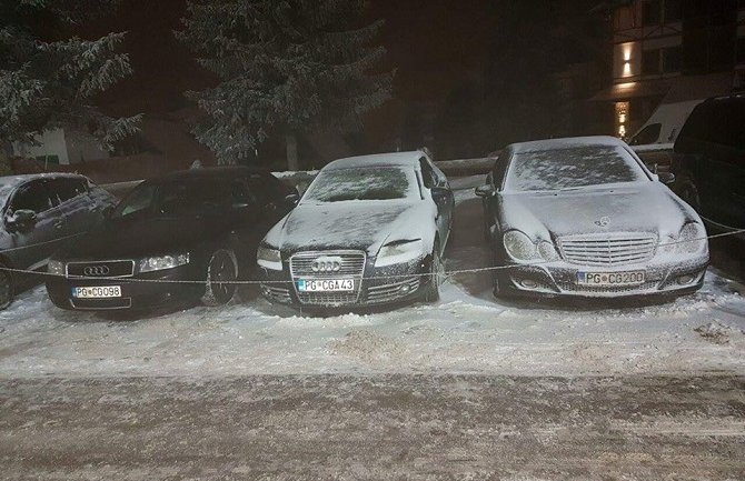 Službena vozila uslikana na Kopaoniku: Mercedes i audi ispred ugostiteljskog objekta