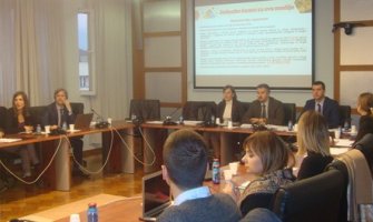 Poboljšati radne uslove za medije i doprinijeti unapređenju slobode izražavanja