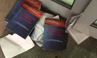 Primitivan i necivilizovan postupak službenika MUP-a: Knjigama zakočili vrata