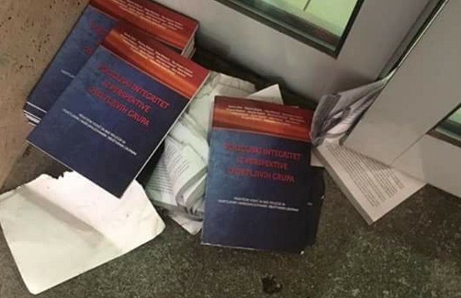 Primitivan i necivilizovan postupak službenika MUP-a: Knjigama zakočili vrata