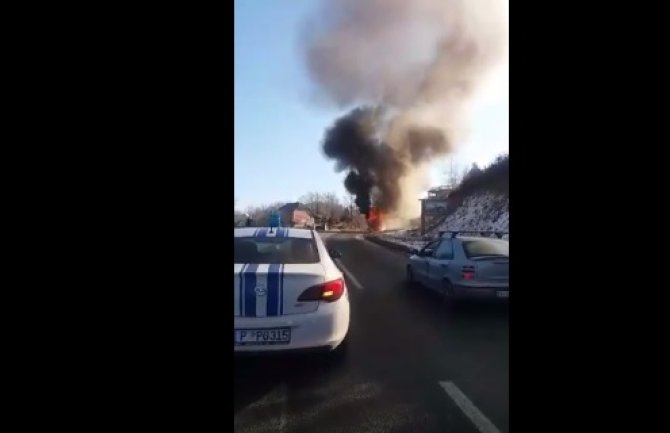 Krstac: Zapalio se autobus tokom vožnje(VIDEO)