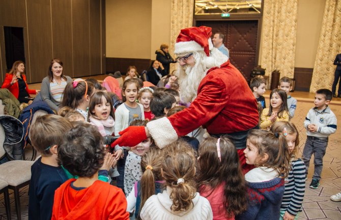 Deda Mraz i predstava “Kuče koje nije umjelo da laje“ na poklon djeci iz vrtića Osmjeh