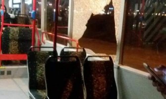 Podgorica: Kamenovan autobus, staklo završilo u kosi djeteta