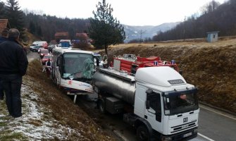 Udes na izlazu iz Mojkovca: Autobus udario u cisternu (FOTO)