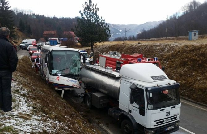 Udes na izlazu iz Mojkovca: Autobus udario u cisternu (FOTO)