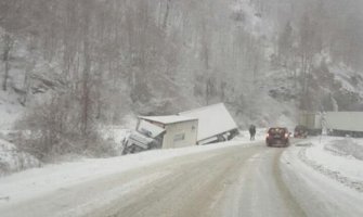 Nezgoda na putu Kolašin-Mojkovac, sletio šleper(FOTO)