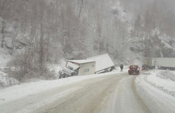 Nezgoda na putu Kolašin-Mojkovac, sletio šleper(FOTO)