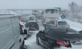 Više desetina vozila zarobljeno u sudaru, ima povrijeđenih