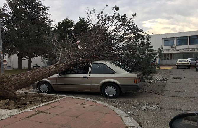 Haos u Baru - Bura obara stabla, polomljeni bilbordi, semafori, prozori (FOTO)