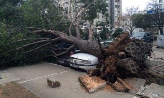 Zatvorena Luka Bar, vjetar obara i ljude (VIDEO)