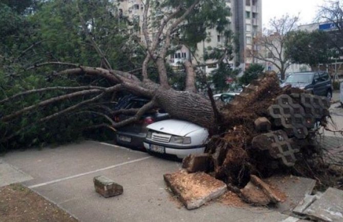Zatvorena Luka Bar, vjetar obara i ljude (VIDEO)