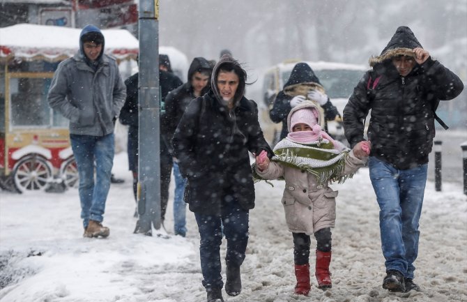  Nevrijeme u Istanbulu: Bosfor zatvoren za saobraćaj, otkazano 610 letova