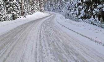 Opasnost na prevojima zbog poledice