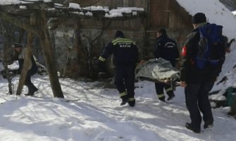 Teško bolesnu staricu nosili tri kilometra na starim vojničkim nosilima (FOTO)