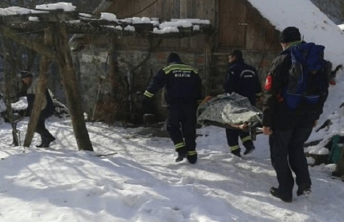 Teško bolesnu staricu nosili tri kilometra na starim vojničkim nosilima (FOTO)
