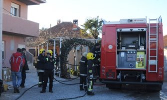 Požar na Zabjelu: Izgorio namještaj u kući, nema povrijeđenih