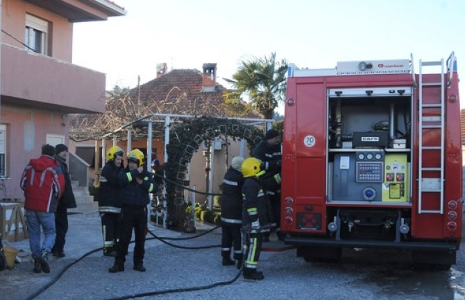 Požar na Zabjelu: Izgorio namještaj u kući, nema povrijeđenih