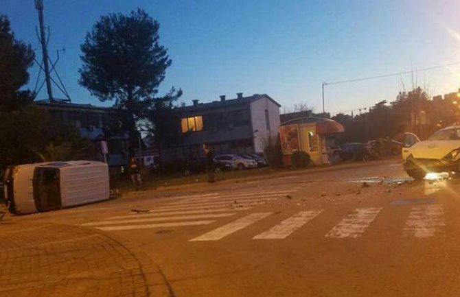 Budva: Udes u blizini stanice policije, sudarili se kombi i taksi (FOTO)