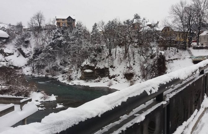 Crveni meteoalarm i dalje na snazi: Provijavanje snijega na sjeveru, vjetar na jugu