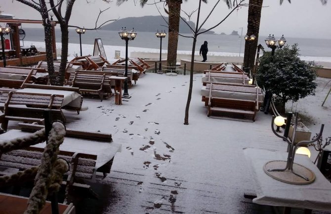 Snijeg prekrio Budvu i Herceg Novi (FOTO)