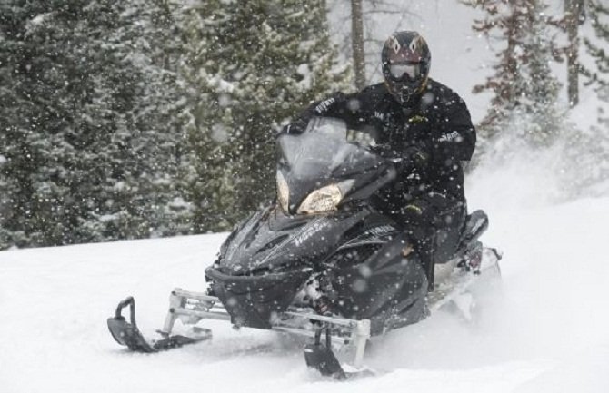 Pljevlja: Motornim sankama se probili do najudaljenijeg sela da bi se bebi pružila pomoć