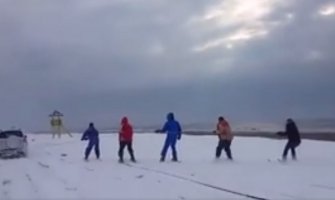 Crnogorska posla: Skijanje na plaži u Ulcinju(VIDEO)