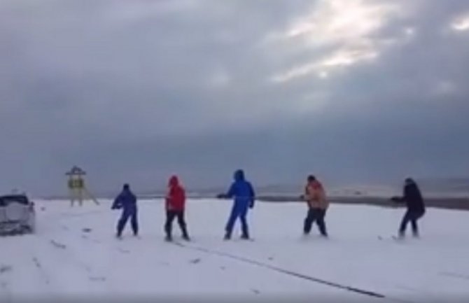 Crnogorska posla: Skijanje na plaži u Ulcinju(VIDEO)