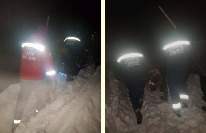 Andrijevica: Pješke kroz snijeg spasili pacijenta na nosilima