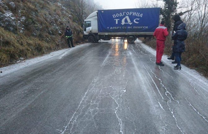 Stari put od Podgorice prema Danilovgradu: Kamion prepriječio cestu