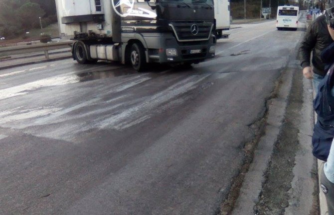 Igalo: Šleper proklizao, saobraćaj bio u prekidu