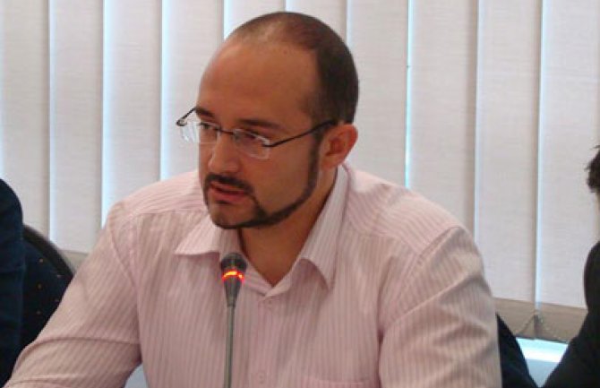 Pejak i Lakušić: Ne potpisujte ništa, pobunite se ili ćete izgubiti naknade!