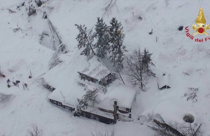 Italija: Lavina zatrpala hotel, stradao veliki broj ljudi (VIDEO)