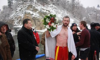 Bijelo Polje: Merdović prvi doplivao do časnog krsta (FOTO)