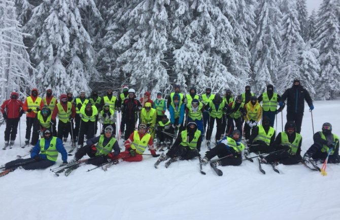 Crnogorski studenti učili da skijaju na Kopaoniku(FOTO)