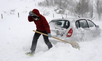 Zaglavljeno oko 2.000 ljudi u svojim vozilima
