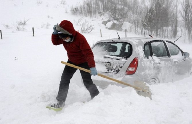 Zaglavljeno oko 2.000 ljudi u svojim vozilima