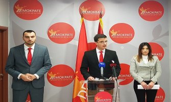 Završila političke nauke, stručno se osposobljavala prodajući opremu za telefone