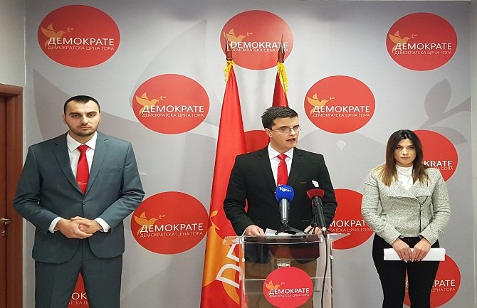 Završila političke nauke, stručno se osposobljavala prodajući opremu za telefone