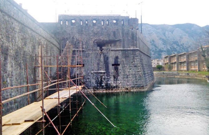 Rizičan i komplikovan posao: Niko neće da vrati kontrafor uz kotorske bedeme