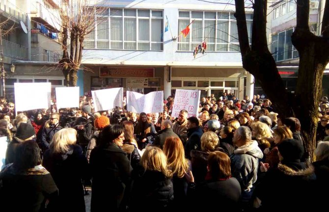 Tragično što neko može da se igra sa 22 hiljade majki, smanjenje neće proći