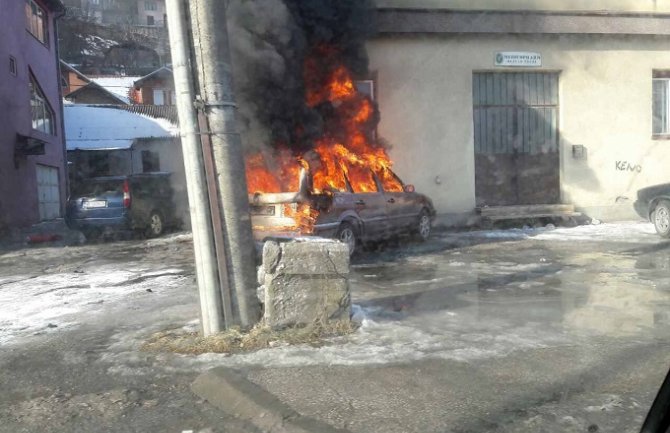 Bijelo Polje: Izgorelo auto štamparije 