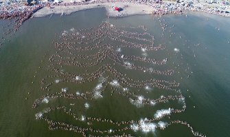 U jezeru istovremeno plutalo dvije hiljade ljudi 