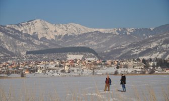 Atrakcija na zaleđenom Plavskom jezeru: Građani šetaju, neki se voze i automobilima(FOTO)