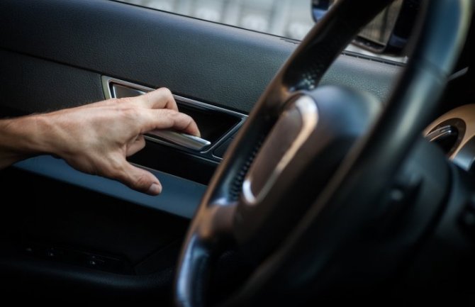 Vozači, vrata na autu ne otvarajte lijevom rukom!