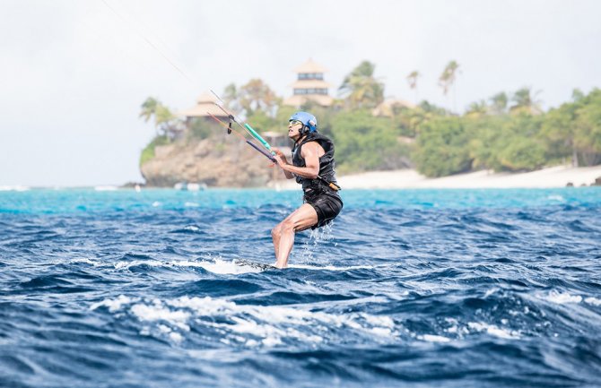 Barak Obama surfuje na karipskom ostrvu (FOTO)