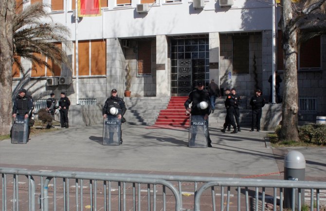 Skupština izglasala ukidanje imuniteta Mandiću i Kneževiću